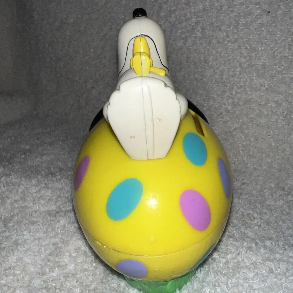 Whitman's Candies Peanuts SNOOPY and WOODSTOCK‎ Plastic Easter Egg Bank